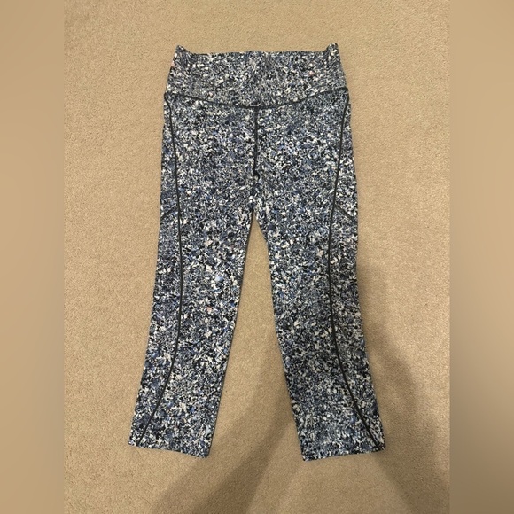 lululemon athletica Pants - Lululemon chase me crop *seawheeze 2017 size 8 euc